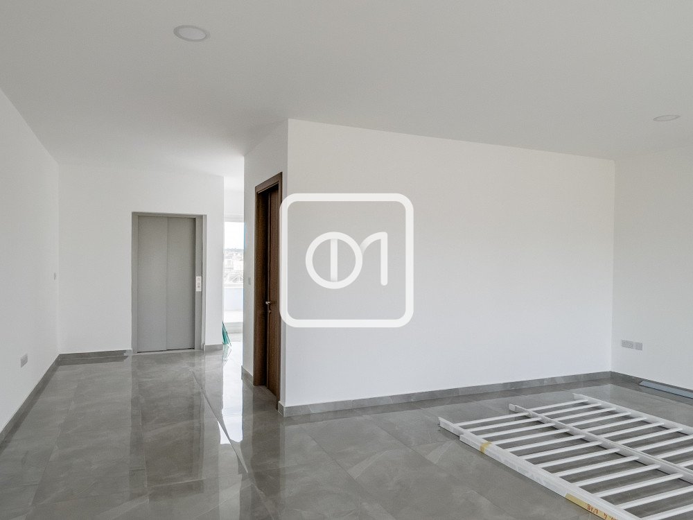 Penthouse office rental in Mosta