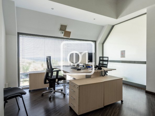 Sea view office space to lease