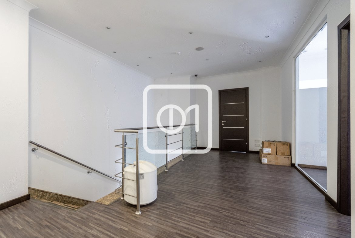 Sea view office space to lease
