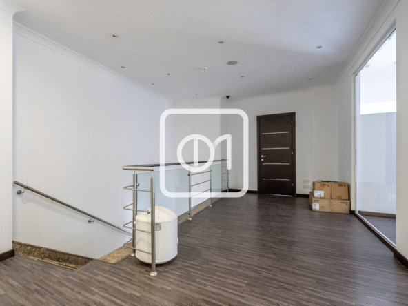 Sea view office space to lease